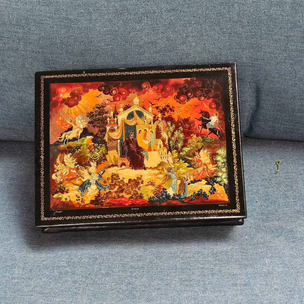 Vintage Kholui "Rublev" Russian Lacquer trinket jewerly box